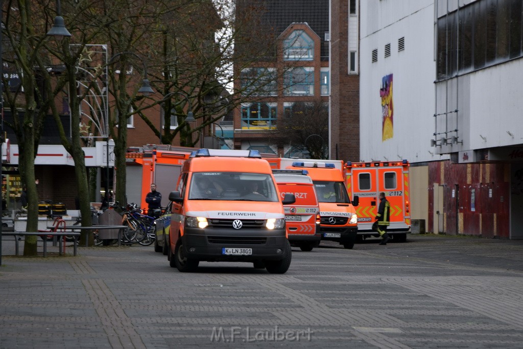 Einsatz BF Koeln Messerstecherei Koeln Porz Josefstr P03.JPG - Miklos Laubert